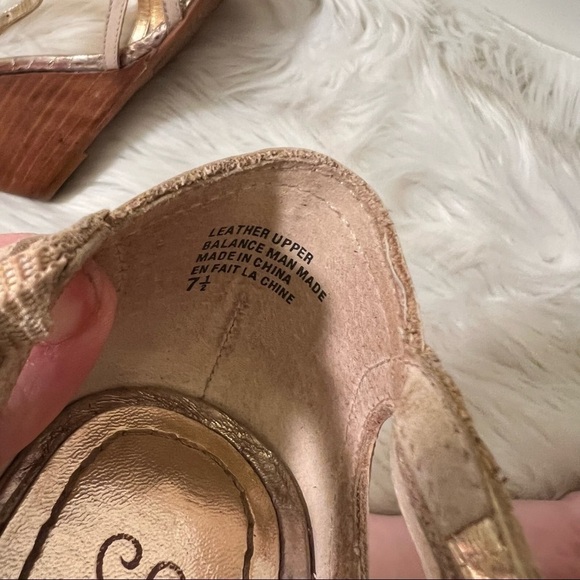 Seychelles Wedges Beige Strappy Gold Back Wooden Heel - Picture 8 of 10